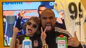 Jerome boateng has been one of the standout players of euro 2016, but the germany star made a rather bizarre defensive decision to concede a penalty to italy in adelisa @frau_boateng. Kevin Prince Boateng Fake Pressekonferenz Mit Sohn Und Frau Melissa Satta