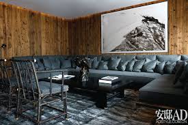 灰色和穿插其间的黑白是房间的主色调 令整体格调肃静高雅又不失温暖 这间木结构的房子建于1950年 如今仍保持了山地风格元素和主线条 深橄榄色沙发是建筑师andy kuchel专门为家里设计的 living room interior room interior sectional couch