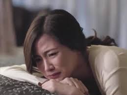 Kê tai vào nhà tắm, nghe trong tiếng xả nước ào ào vang vọng tiếng la oai  oái của vợ, tôi 'đứng hình' khi thấy cảnh tượng trước mắt