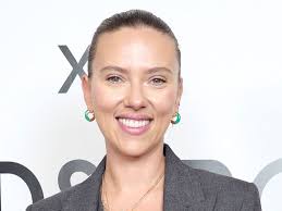 Scarlett Johansson Paired My Go-To Comfy Heels With a Versatile Blazer