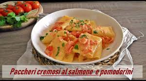 La pasta con salmone fresco è un primo piatto a base di pesce molto facile e saporito. Paccheri Cremosi Al Salmone E Pomodorini Youtube