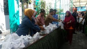 Pt kaldu sari nabati atau ada juga sebagian lagi menyebutnya pt karina adalah salah satu pabrik yang info lowongan kerjanya selalu diburu oleh pencaker terutama wilayah rancaekek bandung. Warga Serbu Pasar Murah Pt Kai Daop 3 Cirebon Di Kecamatan Pekalipan Tribun Jabar
