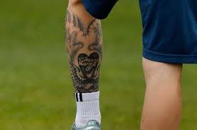 Lionel messi, en un momento, decidió que sería buena idea cubrir la pierna con más tatuajes para que el nombre de su hijo esté acompañado. Parte Posterior Del Tatuaje En El Gemelo Izquierdo De Lionel Messi Que Incluye Las Palmas De Su Hijo Thia Tatuaje De Messi Tatuajes Del Globo Mundial Tatuajes