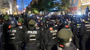 Am mittwoch kam es im berliner stadtteil friedrichshain zu brennenden barrikaden. Proteste In Der Rigaer Strasse In Berlin Wird Rechte Und Linke Gewalt Gleich Bewertet Archiv