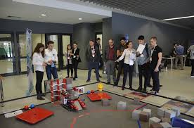 După 13 ani de la înființare, în 1977, facultatea se dezvoltă prin secțiile noi de electronică, respectiv, telecomunicații și automatică și calculatoare. Hub De RoboticÄ La Cluj Www Actualdecluj Ro