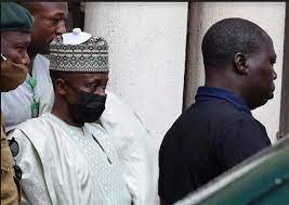 Watch the video above to see how farouk lawan a member of the house of representatives collected money from femi otedola. Sh2x Lold Dvrm
