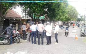 Pasar kliwon kudus terletak di jl jend sudirman kudus, terkenal sebagai pusat pasar grosir se karisidenan pati, pasar kliwon menjadi sentral perdagangan, utamanya konveksi dan home industri baik di kudus maupun kawasan kabupaten sekitarnya, terlebih lagi segala macam dagangan. Relokasi Pasar Kliwon Bantul Ke Niten Butuh Penataan Yogya Pos Yogyapos Com