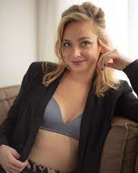 She is an actress, known for goede tijden, slechte tijden (1990), адмирал (2015) and shake it off. Pip Pellens Celebsnl
