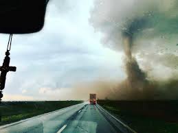 Ein tornado (von spanisch tornar, zu dt. Spektakularer Tornado In Rumanien