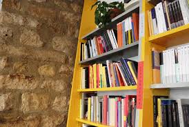 Après le déluge, les fils de noé, sem, cham et japhet, emmenèrent chacun leur famille et s'installèrent dans diverses régions du. La Tour De Babel Une Librairie Aux Couleurs De L Italie So Many Paris