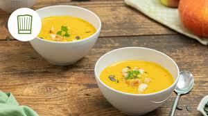 Cremige Kurbissuppe Mit Apfeln Chefkoch Youtube In 2020 Kurbissuppe Essen Lebensmittel Essen