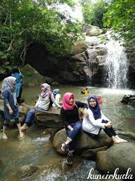 Nuansa keindahan dan kealamian membalut suasana air terjun yang nampak klasik diseputar pusaran air terjun tersebut. Kuncirkuda Explore Samarinda Part 3 Mengejar Sunrise Di Puncak Samarinda