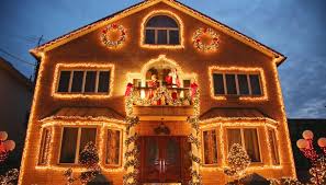 Piccola guida per organizzare una passeggiata tra bancarelle, luci colorate e gastronomia dei mercatini di natale più belli, in italia e in europa. New York A Dyker Heights Il Natale Come Nelle Fiabe Siviaggia