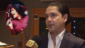 La serie) is an american biographical drama streaming television created by moisés zamora. Selena Quintanilla S Husband Chris Perez Reacts To Netflix S Selena The Series Entertainment Tonight