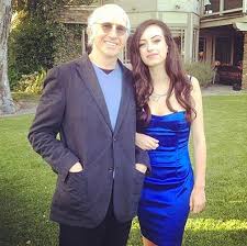 Larry David S Daughter Cazzie David Becomes Famous For Being A Rich Kid Of Instagram See Her Pics Closer Weekly Rich Kids Of Instagram Larry David Rich Kids