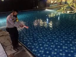 Saya juga kontraktor yang bekerja di jakarta aquarium dan ancol, jadi sangat aman, kata pemilik posto dormire, felix hamdany ditemui saat cara pembukaan hotel, jumat. Bocah 4 Tahun Tewas Tenggelam Di Kolam Renang Hotel Kediri