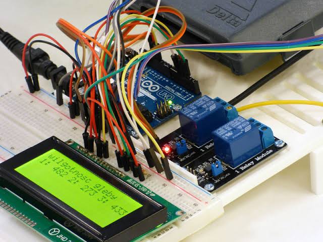 Placa electrónica programable utilizada para desarrollar proyectos de automatización y control.