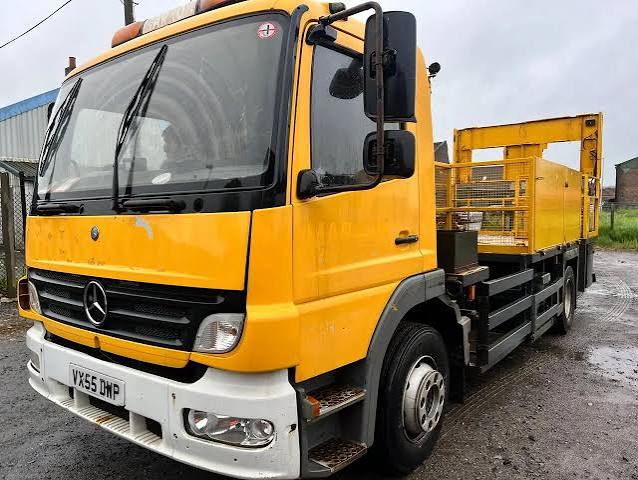 Mercedes Benz 1318A-2005 Cab & Chassis Truck