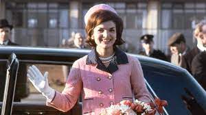 Jacqueline kennedy onassis died last night, taken by an unforgiving cancer that sapped the last of her storybook life. Jackie Kennedy Ist Auch 20 Jahre Nach Ihrem Tod Eine Legende