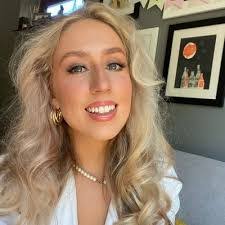 Elise Barry's Instagram, Twitter & Facebook