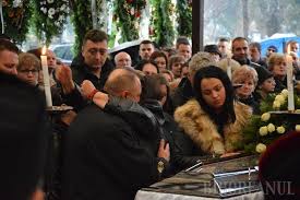 Femela se ataşează puternic de firele de păr la scalp, prin membre prevăzute cu gheare şi. Rauri De Lacrimi Dalia Duca Tanara De 24 De Ani Impuscata De Fostul