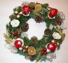 Suivez notre tuto pour réaliser un ce calendrier de l'avent en forme de couronne de noël est le diy parfait pour décorer votre intérieur en. Les Quatre Bougies Allumees Sont Le Symbole De La Lumiere De Noel Qui Approche Et Qui Apporte Couronne De L Avent Couronne Noel Fabriquer Une Couronne De Noel