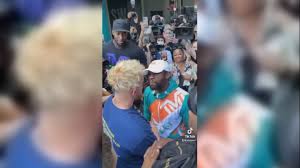 La pelea será este sábado 13 de septiembre, pasada la medianoche en la argentina, y será televisada por canal 7 y space. Jake Paul Le Quita Una Gorra A Floyd Mayweather Y Se Desata Altercado