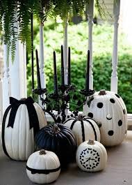 Herbst Dekoration Zu Halloween Mit Bemalten Kurbissen Herbst Dekoration Halloween Selber Machen Halloween Deko Ideen