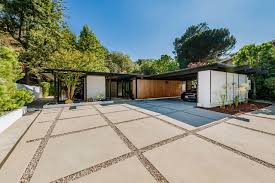 Post and beam construction is a method of building homes with heavy timbers rather than dimensional lumber. Mid Century Post And Beam Midcentury Garden Los Angeles By Joel Reis Architecture And Real Estate Photography Houzz Uk