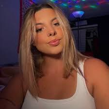 Kristin Wunderlich's Instagram, Twitter & Facebook