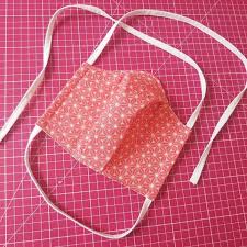 Tutoriel Et Patron Gratuit D Un Masque Fait Maison Sans Couture Centrale Ergonomique Ajustable Le Top Fa En 2020 Masque De Protection Masques Faits Maison Masque