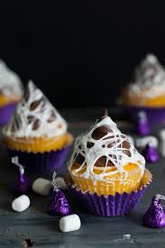 Halloween Rezepte Vanille Muffins Dekoriert Mit Schokolade Und Marshmallows Halloween Cupcakes Halloween Desserts Cupcakes