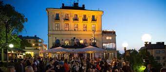 Jakob johansson är folkbokförd i stockholms kommun på karlavägen 85 lägenhet 1501 i postorten stockholm. Jakob Johansson Slar Till Och Koper Sodra Teatern Fastighetsvarlden