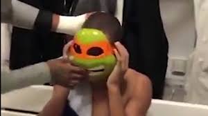 Mbappé es abrazado por una tortuga ninja en un triunfo ante el rennes. Lam Messi Lu Má» Mbappe Ä'Æ°á»£c Táº·ng Máº·t Náº¡ Ninja Rua