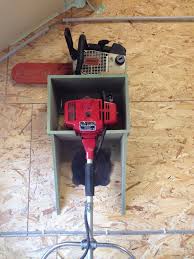 Schrank Zum Aufhangen Des Freischneiders Aufhangen Des Freischneiders Garagenstauraum Garagenstauraum Lagerschuppen Handwerksraum