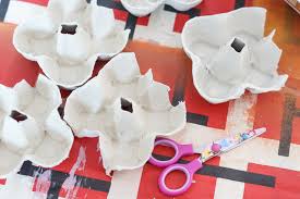 Vous découper la boite par bout de 4 trous. Un Bouquet De Fleurs A Partir D Une Boite D Åufs Un Jour Un Jeu