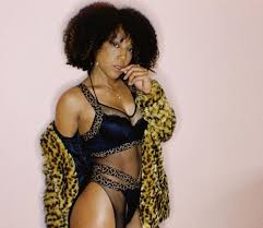 Negra Li Posta Foto Sexy De Halloween E Internautas Elogiam Jornal Meia Hora Celebridades E Tv