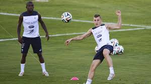 The new france euro 2016 home kit introduces a modern design for the hosts of the euro 2016, released on march 17, 2016. L Equipe De France L Euro 2016 On Repart Avec Les Memes Eurosport