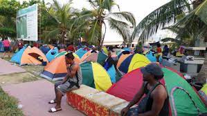 Migrantes ilegales invaden playas de necocli , antioquia. Me Han Robado Tres Veces En Dos Meses Lo Unico Que Queremos Es Salir Migrante Varado En Necocli