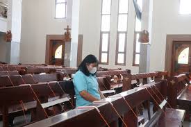 Selain itu injil menurut markus, yang adalah murid dan penerjemahnya, dianggap karya petrus juga, karena ditulis berdasarkan perkataan lisan petrus yang dicatat oleh markus. Infopublik Hanya 275 Jemaat Boleh Masuk Gereja St Petrus Paulus Saat Misa Paskah