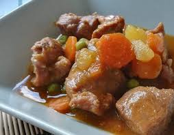 Añade los muslos a la cacerola con las verduras, moja con el vino tinto y un chorrito de agua. Receta De Estofado De Pavo