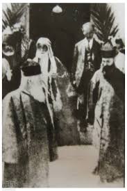 الحسين بن علي الهاشمي، مؤسس المملكة الحجازية الهاشمية وأول من نادى باستقلال العرب من حكم الدولة العثمانية والتي كانت تحت سيطرة جمعية الاتحاد والترقي. Naseer Shahir Homoud Ù… Ø« Ù„ Ù‡ Ø° Ø§ Ø§Ù„ÙŠ Ùˆ Ù… ØªÙˆØ¬ Ù‡ Ø§Ù„Ø´Ø±ÙŠÙ Ø§Ù„Ø­Ø³ÙŠÙ† Ø¨Ù† Ø¹Ù„ÙŠ Ø¥Ù„Ù‰ Ù…Ù†ÙØ§Ù‡ ÙÙŠ Ù‚Ø¨Ø±Øµ 18 Ø­Ø²ÙŠØ±Ø§Ù† ÙŠÙˆÙ†ÙŠÙˆ 1925 Ù… ØªÙˆØ¬ Ù‡ Ø§Ù„Ø´Ø±ÙŠÙ Ø§Ù„Ø­Ø³ÙŠÙ† Ø¨Ù† Ø¹Ù„ÙŠ Ø¥Ù„Ù‰ Ù…Ù†ÙØ§Ù‡ ÙÙŠ Ù‚Ø¨Ø±Øµ