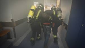 Segundo a proteção civil, pelas 17h30, estavam no local 105 operacionais apoiados por 29. Incendio Em Habitacao Obrigou A Evacuacao De Predio Em Loures