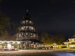 ˈʔɛŋlɪʃɐ ˈɡaʁtn̩, english garden) is a large public park in the centre of munich, bavaria, stretching from the city centre to the northeastern city limits. Christkindlmarkt Am Chinesischen Turm Im Englischen Garten