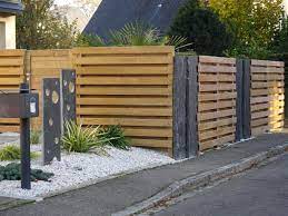 En effet, en faisant le choix d'une clôture sur mesure, vous êtes certains qu'elle s'adaptera parfaitement à votre extérieur et à votre muret. Cloture Mixte Bois Et Schiste Cloture Jardin Bois Claustra Exterieur Jardins