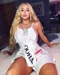 Making a cum tribute group for Iggy, Nicki Minaj, Kim K and Cardi B. Who  wants in? : r/celebJObuds