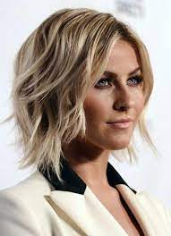 Julianne Hough Has A Great Wavy Medium Bob Hairstyle That Works For Her Round Face Medium Hairstyles For Round Hair Styles Short Wavy Hair Medium Hair Styles