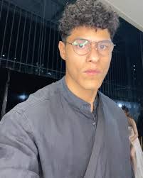 Si tienes dos bloqueadores, uno muy blanco y uno muy negro, júntalos y ya  🤷🏻‍♂️ (posdata: ahora se pueden subir 20 fotos, casi lo hago)