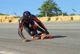 Nessa modalidade a pista é oca com uma série de curvas sinuosas — algumas lembrando pratos grandes e tigelas (por isso. Tudo Sobre Skate Historia Modalidades Regras E Equipamentos Rodas De Patins Skate Capacete De Skate