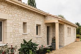 La maison à ossature bois est un type de construction qui séduit par son esthétique, sa légèreté structurelle, sa diversité architecturale ainsi. Maison Moderne A Lalinde Avec Les Maisons Aura